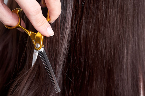 Cieniowanie włosów degażówkami