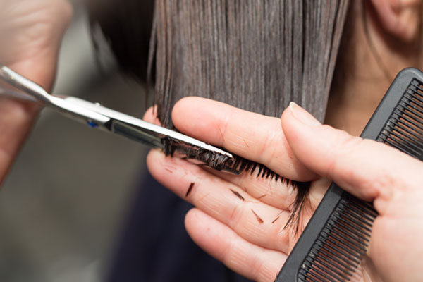 Cieniowanie włosów degażówkami