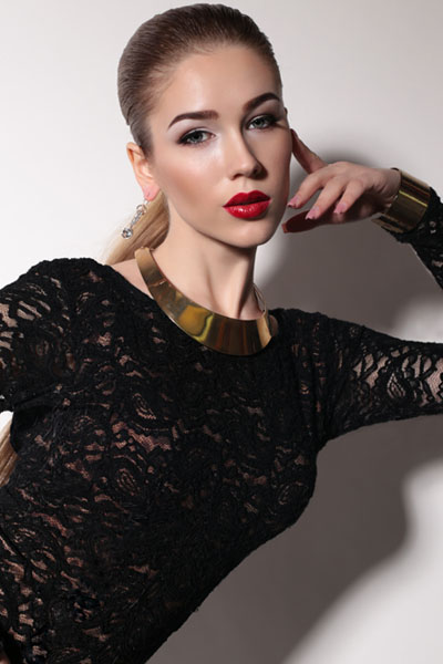 Czarna sukienka z koronkową górą