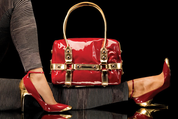 Czerwone szpilki i torebka