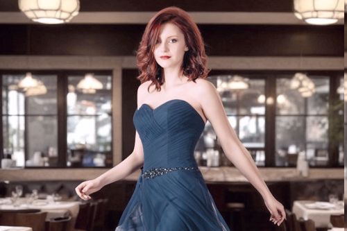 Kobieta w sukience z dekoltem rodzaju serce