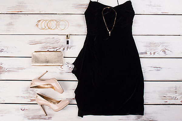 Dodatki w kolorze nude do czarnej sukienki