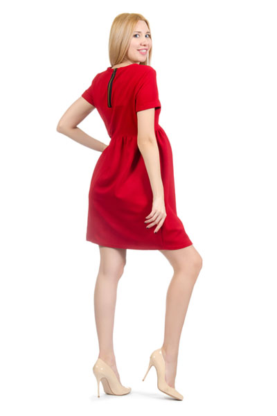 Dodatki w kolorze nude do czerwonej sukienki