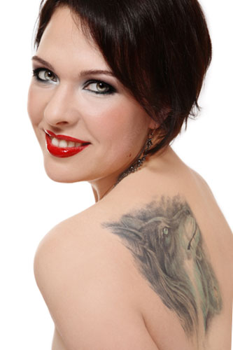 Kobieta z tatuażem wilka na plecach