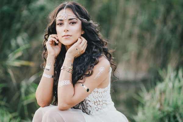 Koronkowa biała sukienka w stylu boho