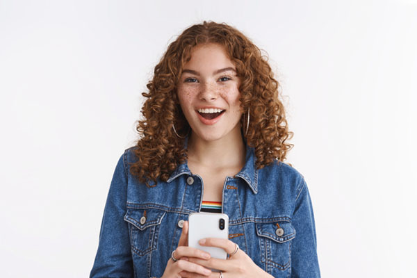 Kręcone włosy do ramion