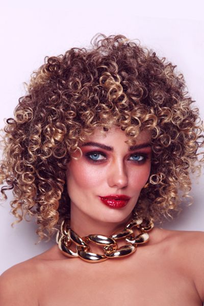 Wyrazisty makijaż z lat 80