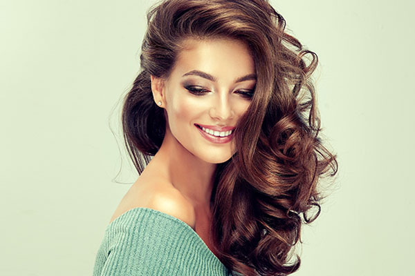 Modna fryzura z karmelowymi włosami