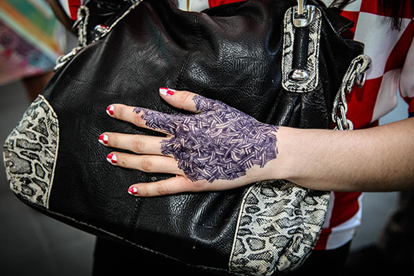 Modny tatuaż na dłoni