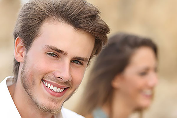 Młody przystojny facet