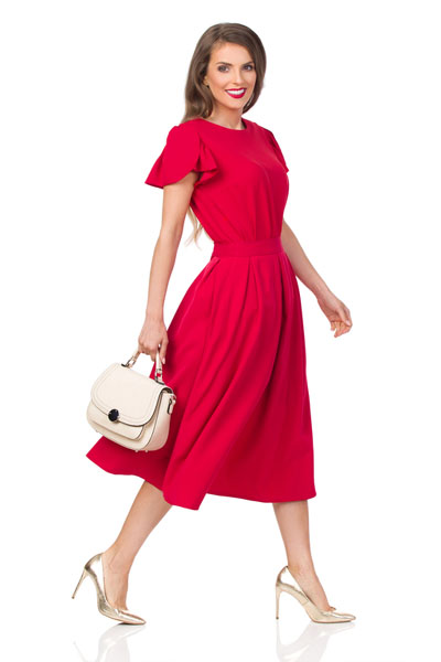 Srebrne buty do czerwonej sukienki