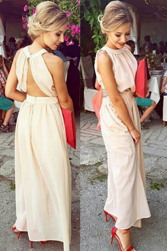 Sukienka z odkrytymi plecami