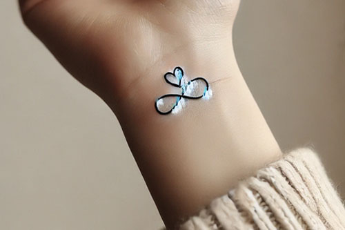 Tatuaż na nadgarstku u kobiety