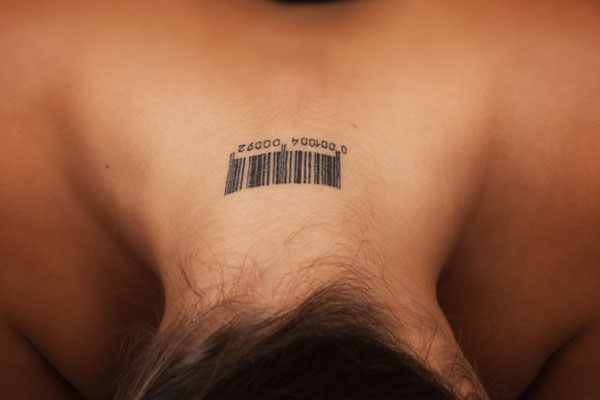 Unikalny tatuaż na karku