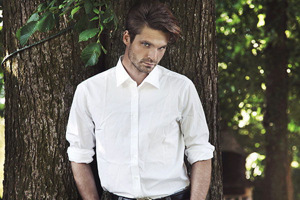 Przystojny mężczyzna w białej koszuli