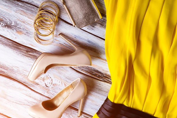 Złota biżuteria do żółtej sukienki