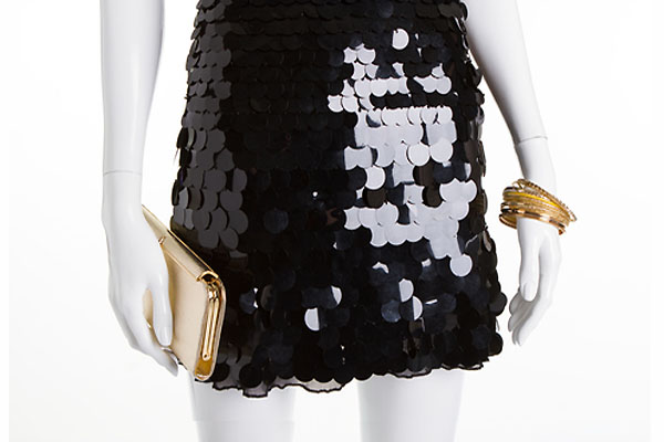 Złote dodatki do czarnej sukienki